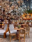 Sofá Puff Ilha - Com detalhes em madeira para lojas e eventos